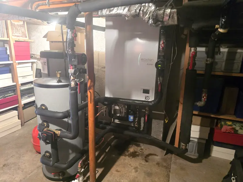 Module hydraulique de pompe à chaleur Mitsubishi Ecodan installé en chaufferie, avec ballon et tuyauteries isolées